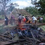 Sejumlah warga membakar, di Desa Blu'uran, Karangpinang, Sampang