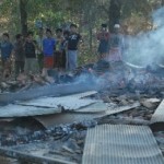 sejumlah-massa-menyaksikan-puing-pemukiman-warga-syiah-yang-dibakar-_120828180434-925